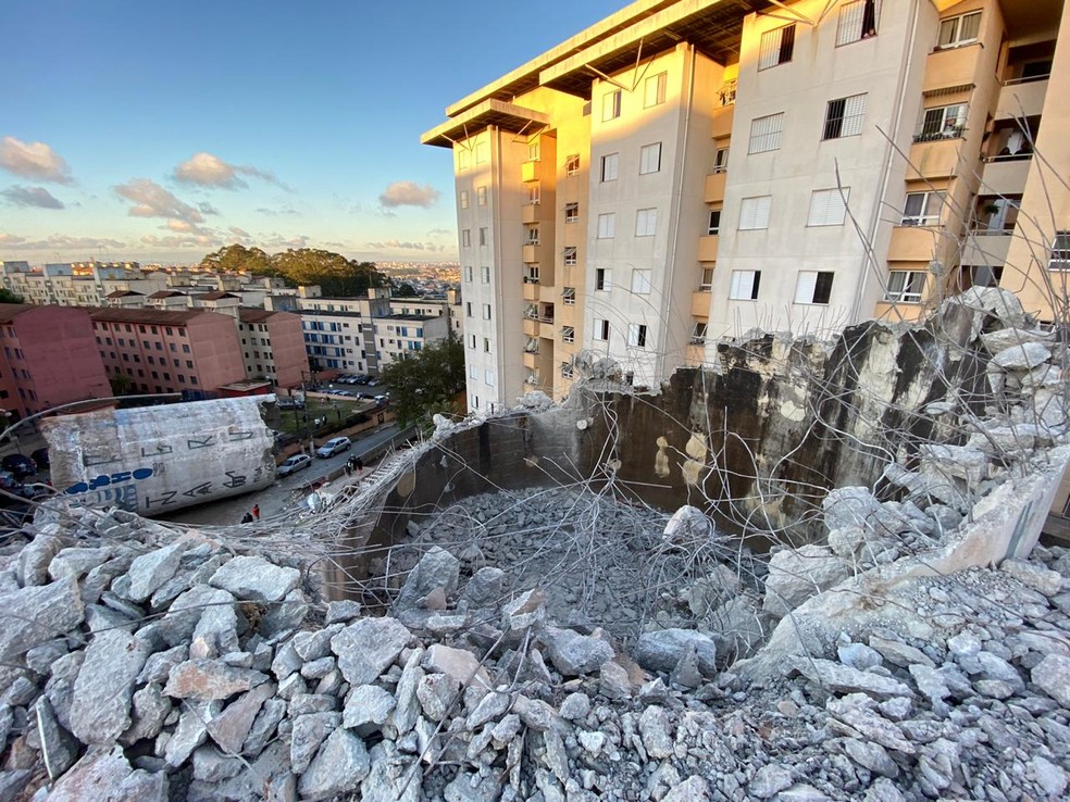 Cratera se abriu no local onde havia caixa d'água que desabou em Diadema, na Grande SP, neste domingo (23) — Foto: Abraão Cruz/TV Globo