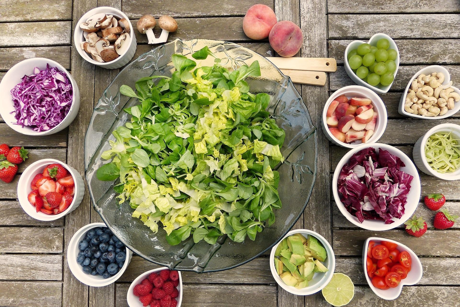 Na ausência da datação de alimentos, os consumidores podiam confiar em seus olhos e narizes, sentindo o cheiro de saladas e outros (Foto: pixabay)