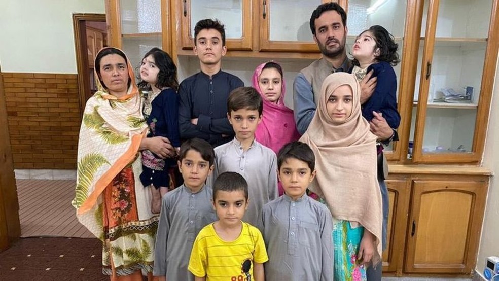 Safa e Marwa voltaram com a mãe para morar com o resto da família no Paquistão — Foto: BBC