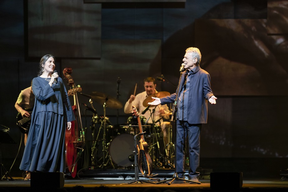 Chico Buarque e Monica Salmaso sobem ao palco do Vivo Rio na estreia da turnê 'Que tal um samba?' no Rio de Janeiro