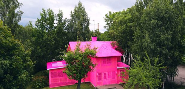 Com ajuda de refugiadas, artista reveste casas com crochê cor de rosa (Foto: Reprodução/Instagram)