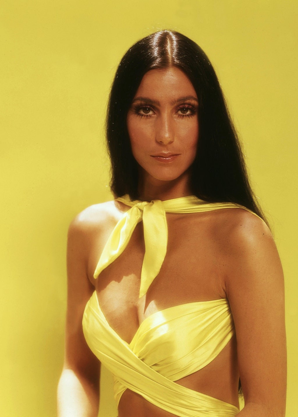 Vestido amarelo de Zendaya no Oscar é aceno divertido para Cher (Foto: Reprodução e Getty Images)