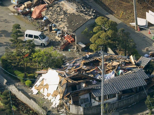 Tremor destruiu dezenas de casas (Foto: Kyodo / via Reuters)