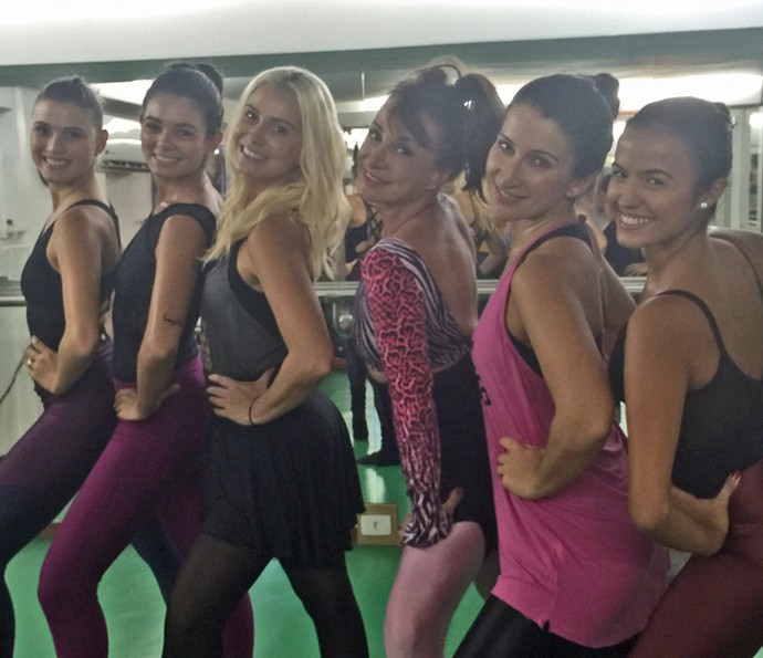 Aline Fanju posa com colegas da aula de balé fitness (Foto: Arquivo pessoal)
