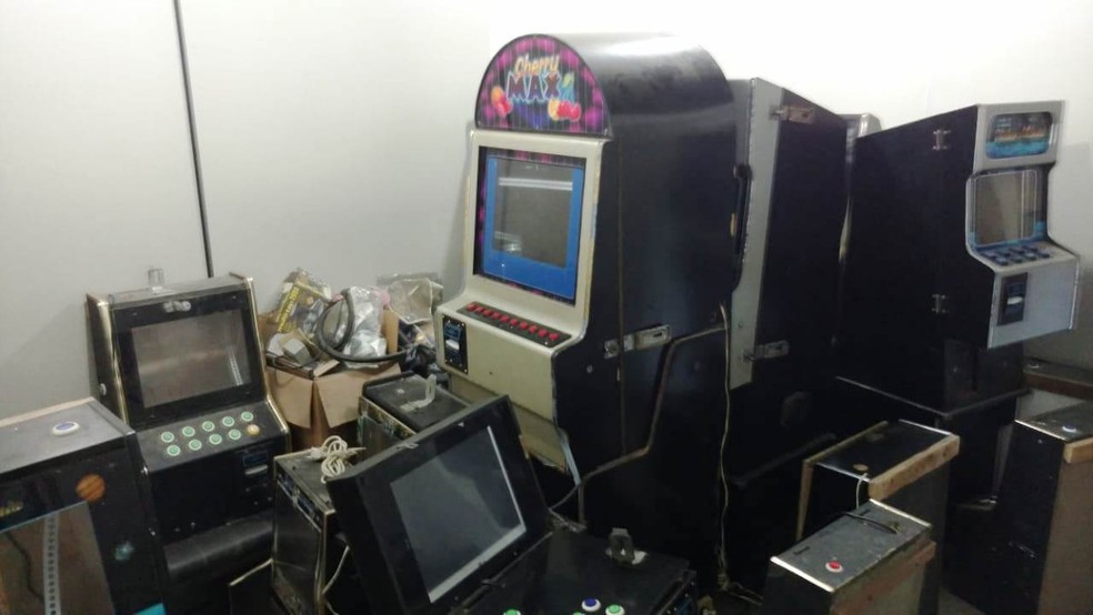 'Oficina' de máquinas de caça-níqueis foi achada nos fundos de bingo em Peruíbe, SP (Foto: G1 Santos)