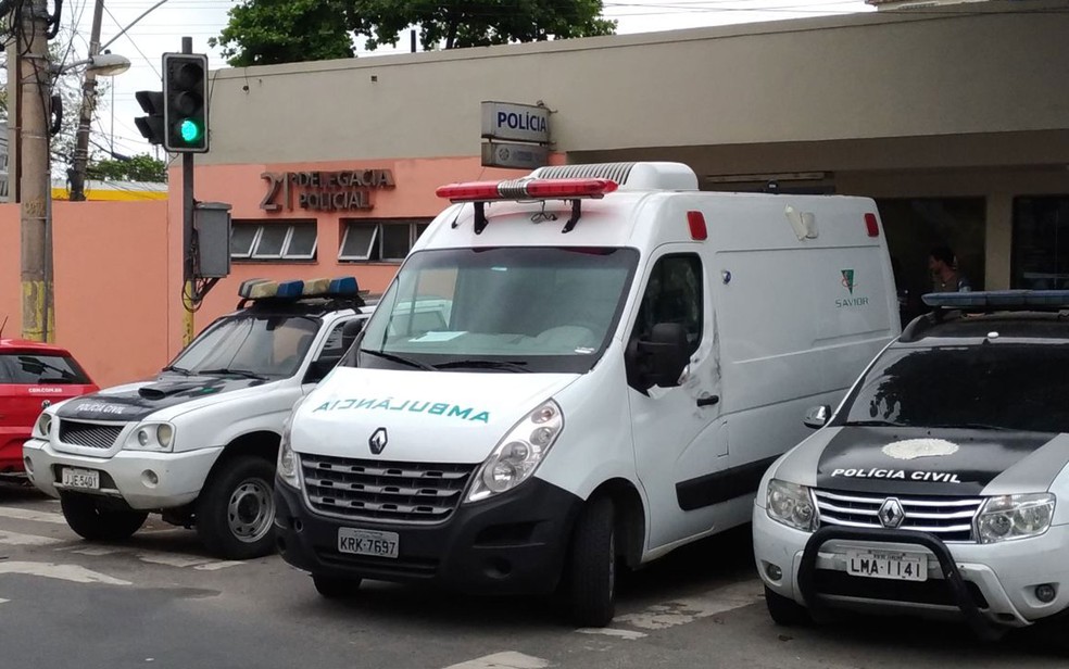 Ambulância foi levada para a 21ªDP (Bonsucesso) (Foto: Renato Souza / TV Globo)