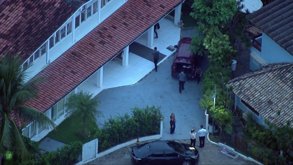 Polícia na casa do suspeito Ronnie Lessa, na Barra da Tijuca; ex-PM tinha outra casa a 300 metros de distância — Foto: Reprodução/TV Globo