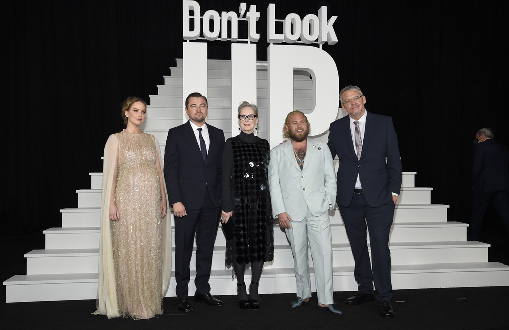 Jennifer Lawrence, Leonardo DiCaprio, Meryl Streep, Jonah Hill e o diretor e roteirista Adam McKay no lançamento do filme 'Não Olhe Para Cima' — Foto: Evan Agostini/Invision/AP