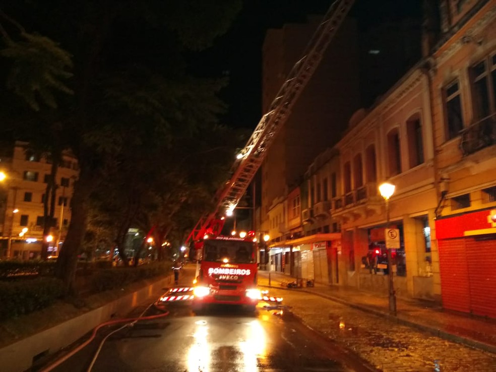 Incêndio na Rua do Imperador começou por volta das 2h deste domingo (3) — Foto: Divulgação/Corpo de Bombeiros