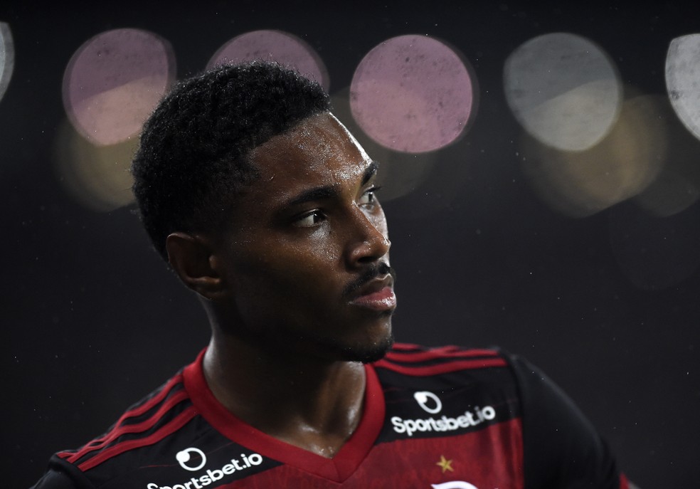 Clube árabe procurou o Flamengo por Vitinho — Foto: André Durão