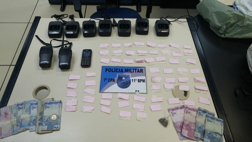 Material foi apreendido com dois adolescentes no bairro Rui Sanglard (Foto: PM/Divulgação)