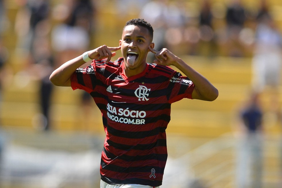 Lázaro comemora um de seus dois gols na vitória do Flamengo sobre o Corinthians por 4 a 3, na final do Brasileiro Sub-17 — Foto: Mauro Horita/Foto FC
