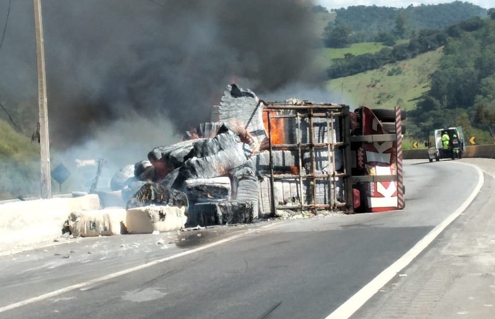 Caminhão carregado com algodão tombou e pegou fogo na Fernão Dias, em Camanducaia (MG) — Foto: Divulgação/Arteris 