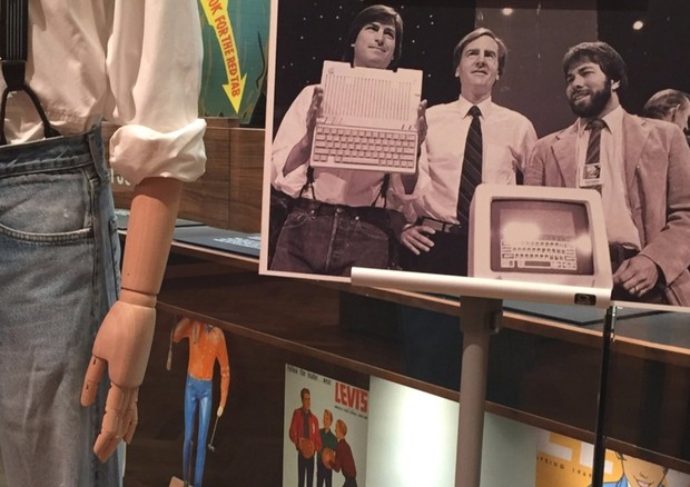 Os jeans 501 usados por Steve Jobs e, no detalhe, o americano vestindo a peça no lançamento do Apple IIc (Foto: Divulgação/Acervo Levi's)