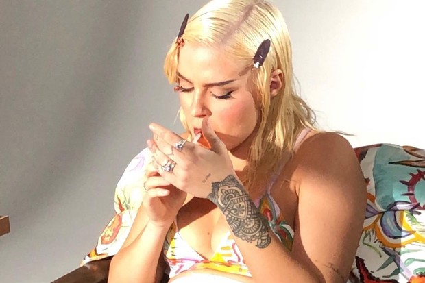 Luísa Sonza é alvo de críticas ao aparecer fumando em lyric video (Foto: Reprodução/Instagram)