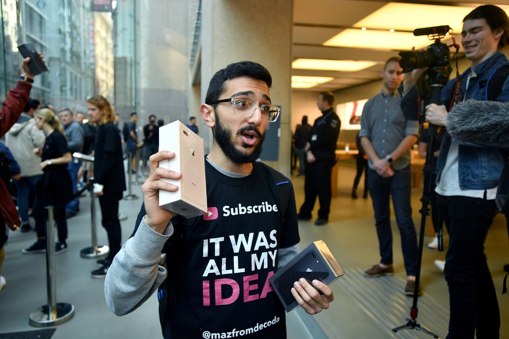 Mazen Kourouche foi o primeiro a comprar o iPhone 8 no mundo. (Foto: Reuters)