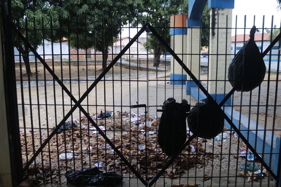Campus Clóvis Moura, da Uespi, encontra com portões fechados e muito lixo — Foto: Rafaela Leal/G1 PI
