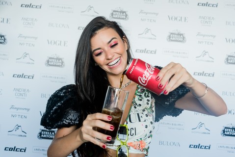 Entre um samba e outro, Talita Younan se refrescou com Coca-Cola 