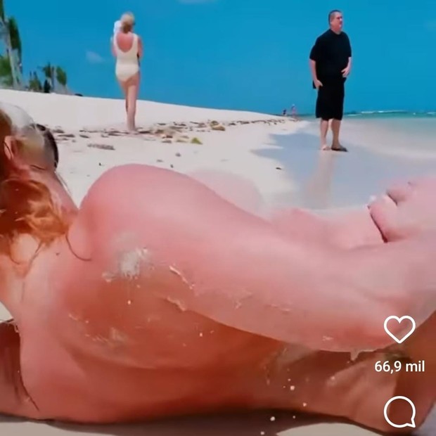 Homem desconfortável em vídeo de topless de Britney Spears diverte fãs (Foto: Instagram)