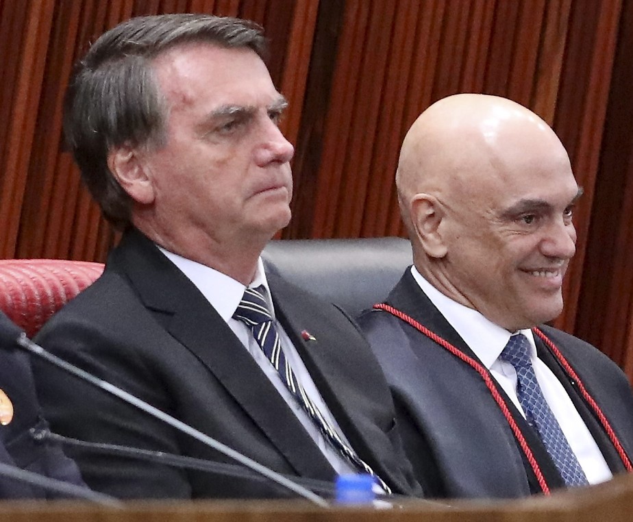 Jair Bolsonaro e Alexandre de Moraes durante a cerimônia de posse do ministro como presidente do TSE