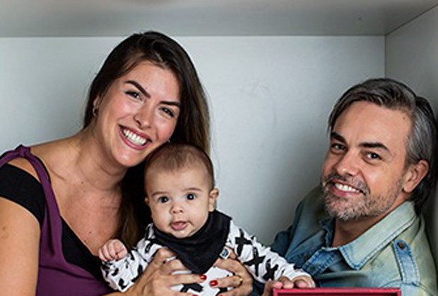 Marcio Kieling e a mulher, Jacqueline Fernandez, posam com o filho, Lucas, de 5 meses (Foto: Shalimar Winkler)