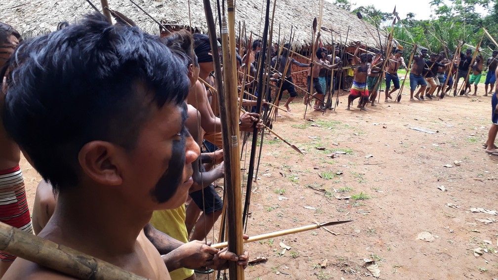 Indígenas com flechas na comunidade Palimiú, Terra Indígena Yanomami, região alvo de conflito com garimpeiros ilegais — Foto: Marcelo Marques/Rede Amazônica