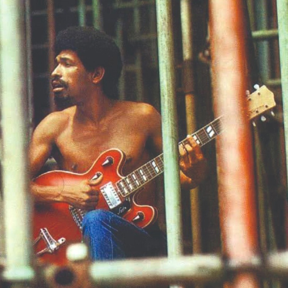 Cassiano na contracapa do primeiro álbum solo, 'Imagem e som', de 1971 — Foto: Reprodução