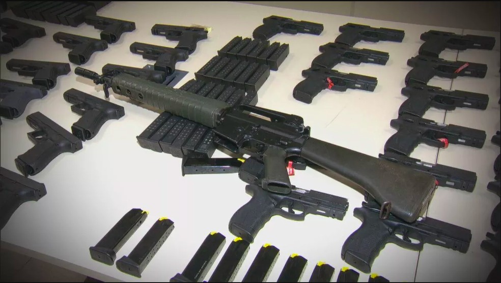 Fuzil, pistola e munições apreendidos pela polícia — Foto: Reprodução