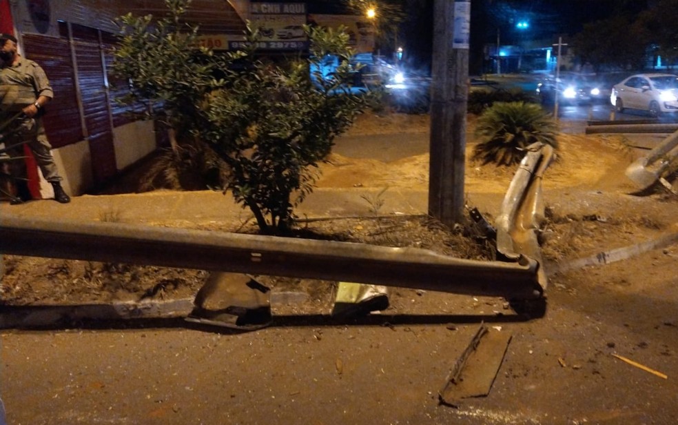 Homem suspeito de furtar ônibus foi levado à Central de Flagrantes, em Aparecida de Goiânia — Foto: Divulgação/Polícia Militar