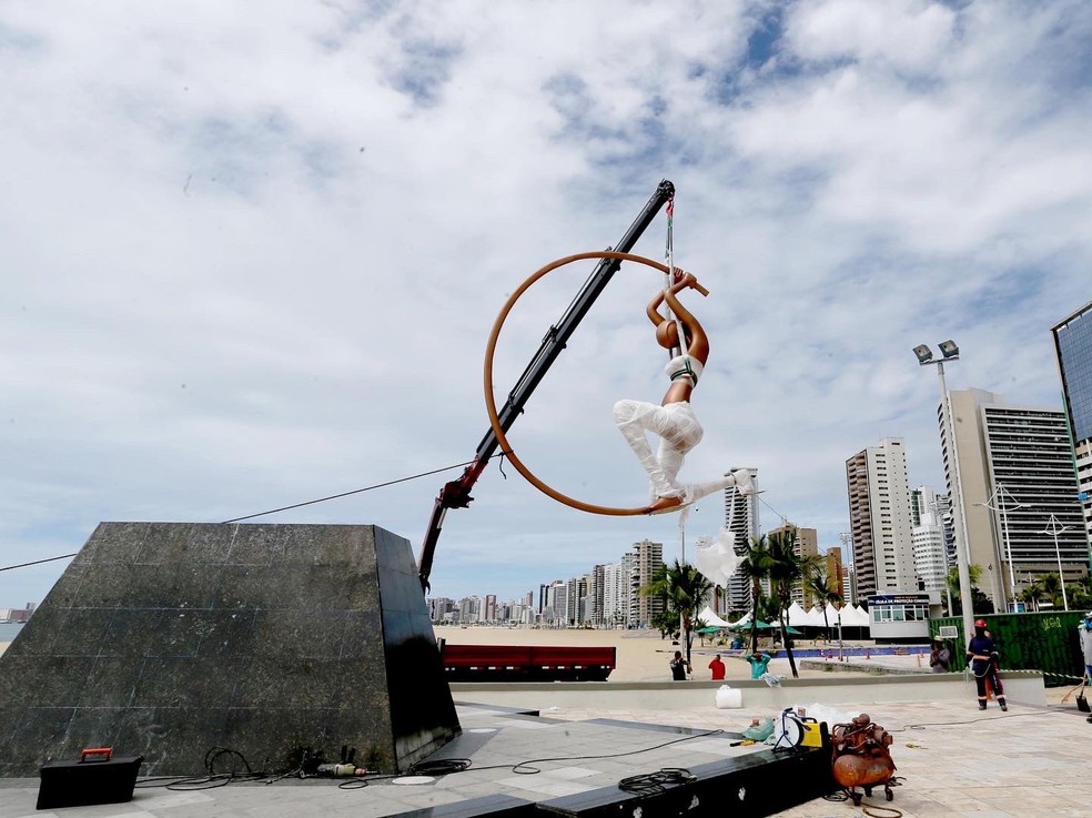 Estátua de Iracema é recolocada na Praia de Iracema, em Fortaleza. — Foto: Prefeitura de Fortaleza/Reprodução