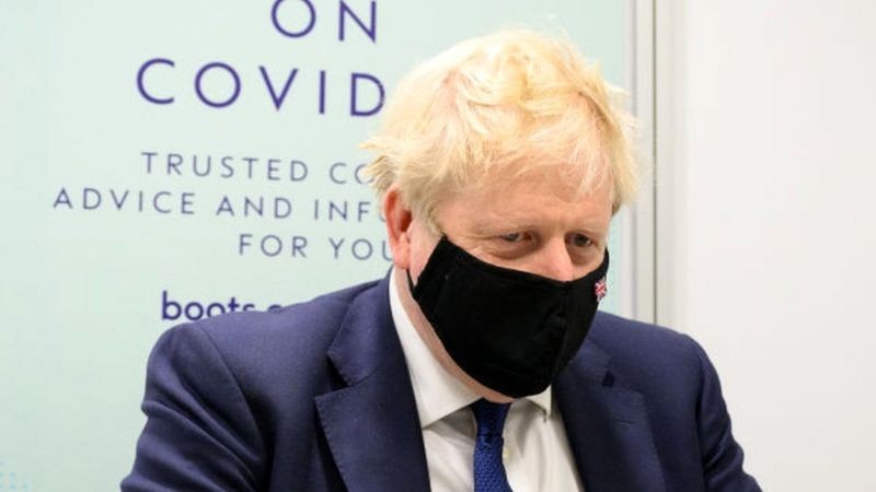 No Reino Unido, o primeiro-ministro Boris Johnson defende que as restrições legais para conter a covid sejam substituídas por conselhos e orientações (Foto: Getty Images via BBC News)