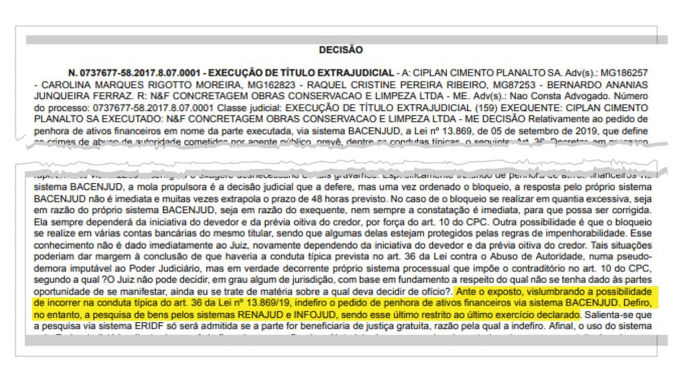 Trecho de decisão judicial que cita a lei de abuso de autoridade — Foto: Reprodução/TJDF