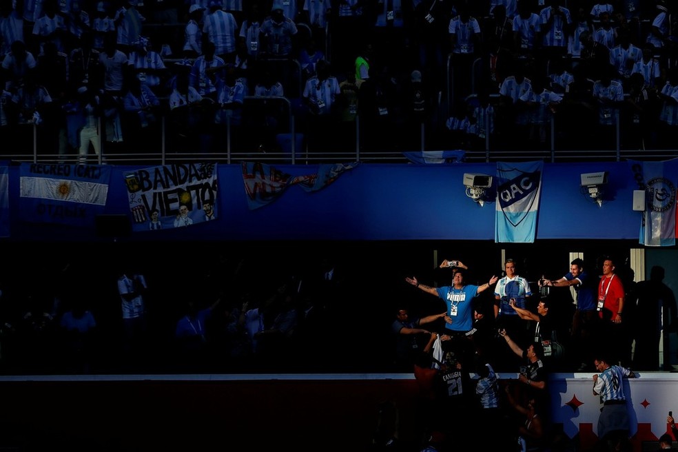 Maradona nas tribunas do estádio na vitória da Argentina sobre a Nigéria — Foto: Reuters