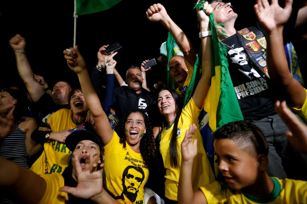 Eleitores festejam a vitória de Bolsonaro, em Brasília — Foto: Adriano Machado/Reuters
