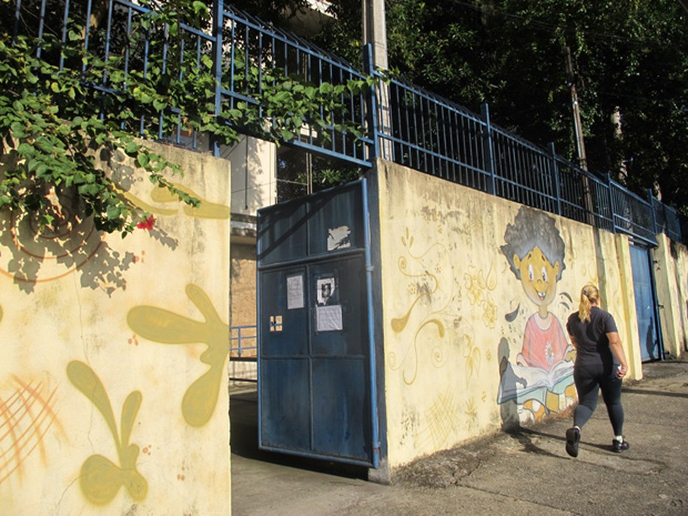 Fachada da escola municipal Epit&aacute;cio Pessoa, na Zona Leste &mdash; Foto: Nath&aacute;lia Duarte/G1