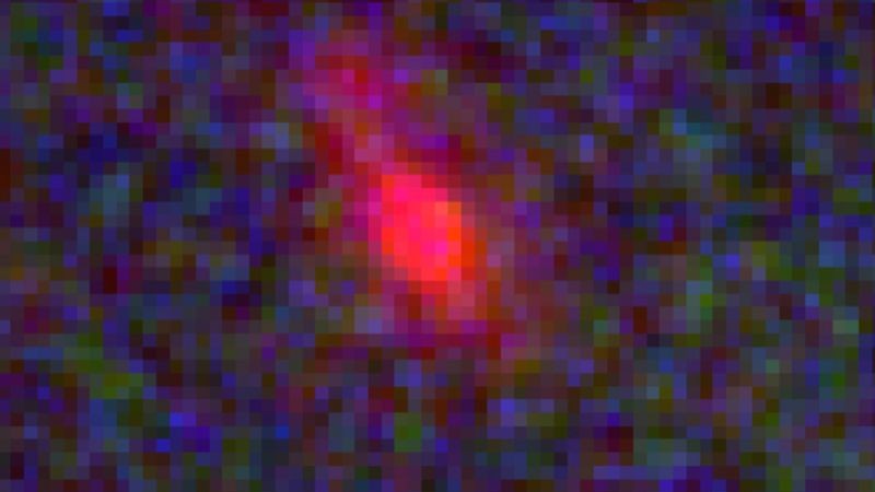 BBC Esta é uma das galáxias que os pesquisadores estudaram, vista apenas 500 milhões de anos após o Big Bang — é tão distante que, mesmo observada pelos telescópios mais poderosos do mundo, aparece pixelada (Foto: NICOLAS LAPORTE via BBC)
