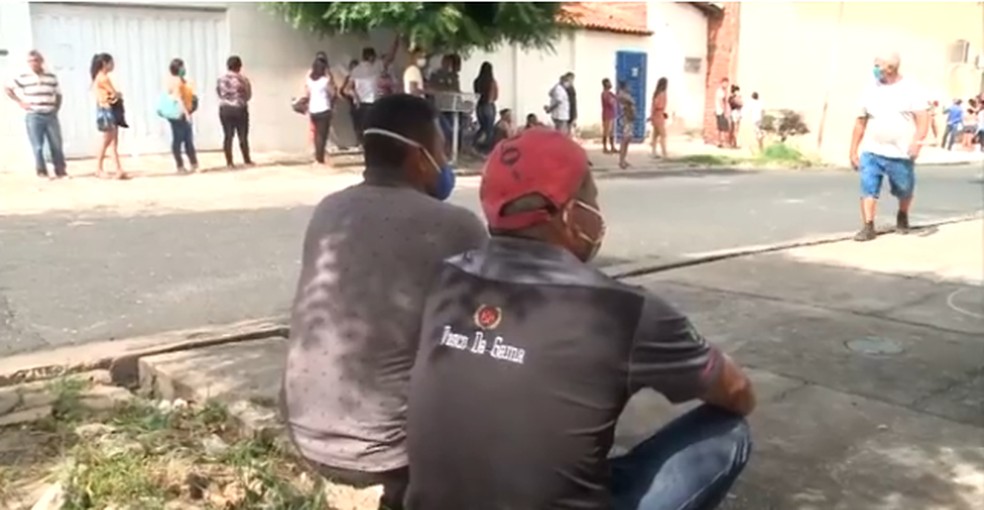 À espera para entrar na agência da CEF em Teresina trabalahdores sentam no chão  — Foto: TV Clube