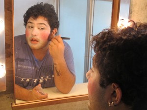 André Cajaíba se maquiando para ser Papai Noel (Foto: Mariane Rossi/G1)