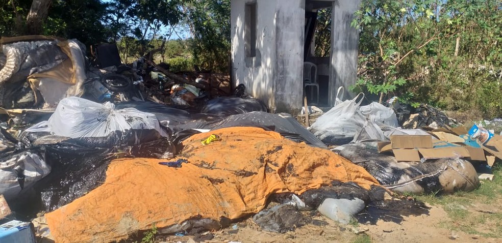 Moradores denunciam que parte do óleo encontrado no mar em Maraú, na BA, foi descartada em lixão — Foto: Arquivo pessoal