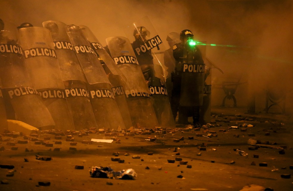 Polícia enfrenta manifestantes em Lima para pedir a renúncia da presidente Dina Boluarte — Foto: Sebastian Castaneda/Reuters