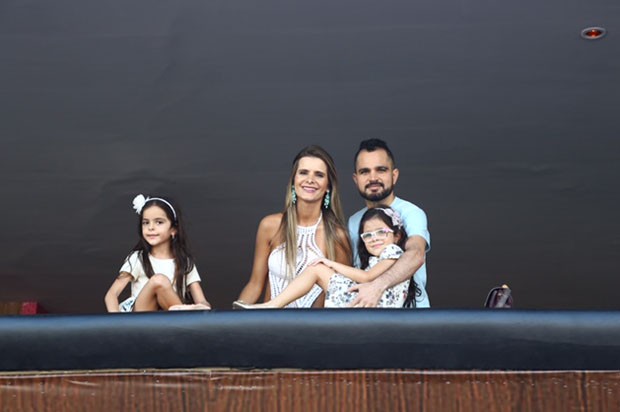 Luciano Camargo com a mulher, Flávia, e as filhas (Foto: Gabriel Reis / Ag. News)