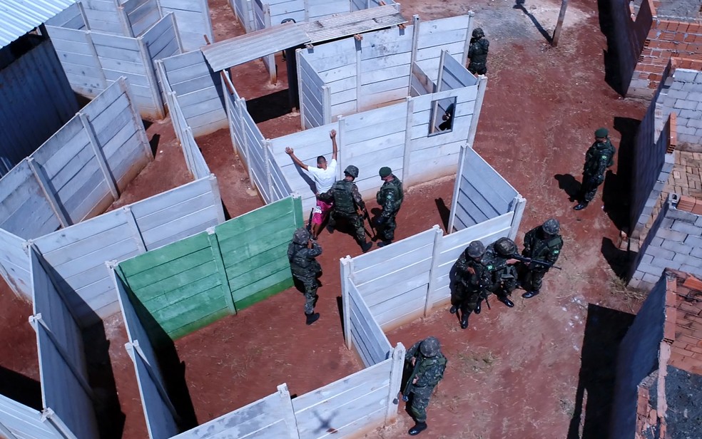 Treinamento da formação em Garantia da Lei e da Ordem (GLO) é feita no 28º Batalhão de Infantaria Leve, em Campinas (Foto: Reprodução/TV Globo)