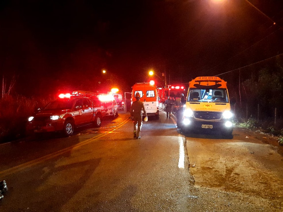 Entre mortos em acidente na Estrada do Nagao, em Mogi das Cruzes, estão mulher grávida de cerca de 8 meses e seu bebê — Foto: Corpo de Bombeiros/Divulgação