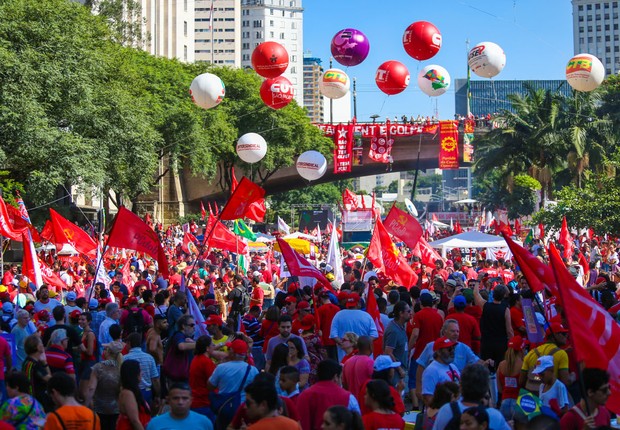 Manifestação contra i impeachment no Vale do Anhangabaú, em São Paulo (Foto: Paulo Pinto/Agência PT)