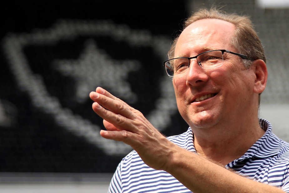 John Textor, acionista do Botafogo, discutirá liga com lideranças do futebol