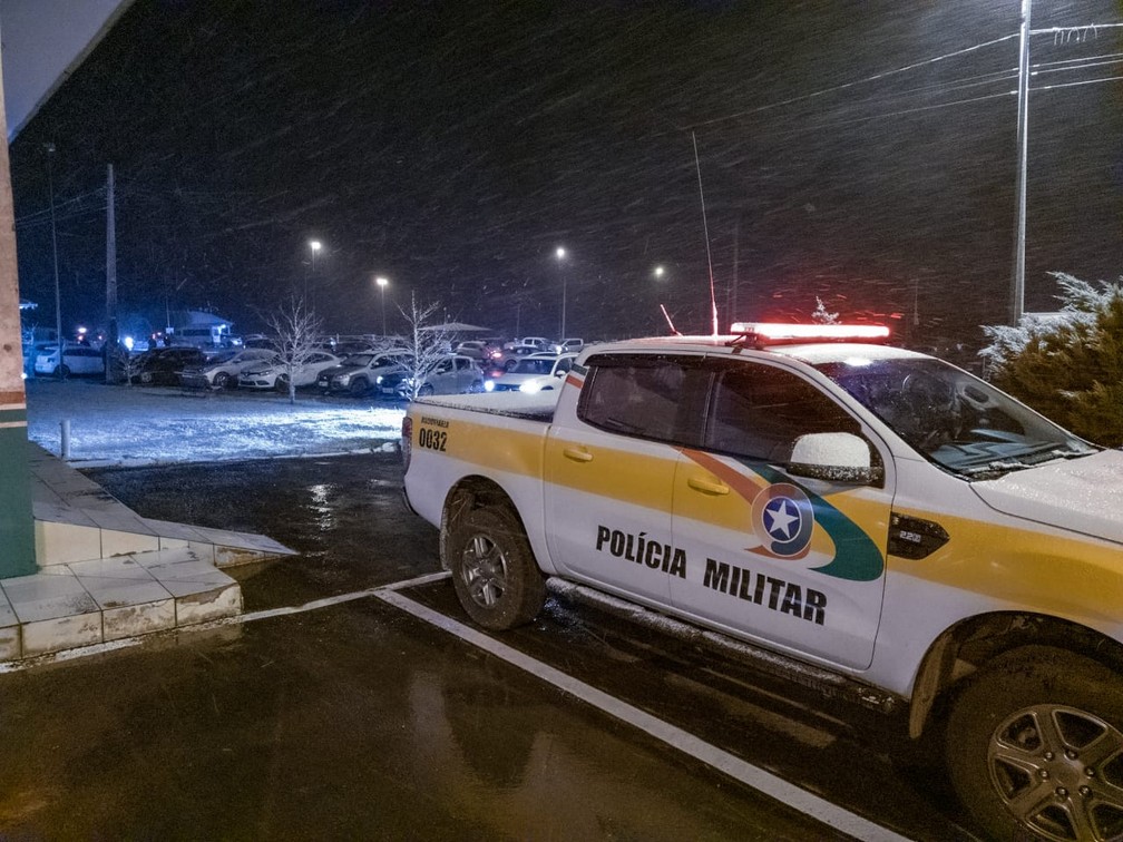 Neve no posto da Polícia Militar Rodoviária de Bom Jardim da Serra na noite desta quinta-feira (20) — Foto: PMRv/Divulgação