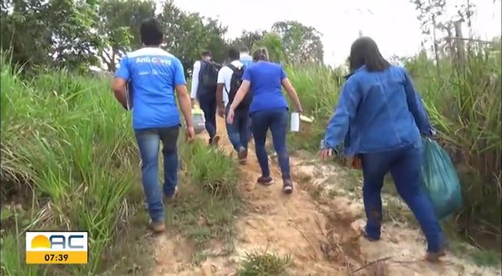 Equipes caminham longas distâncias para imunizar a população — Foto: Reprodução Rede Amazônica Acre