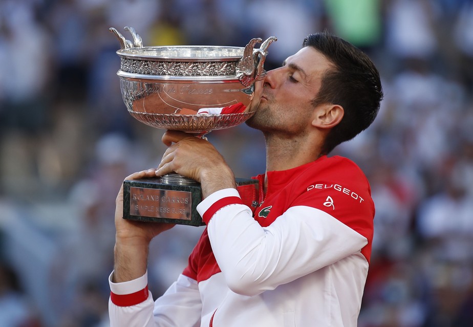 Djokovic vence Tsitsipas de virada e é bicampeão de Roland Garros
