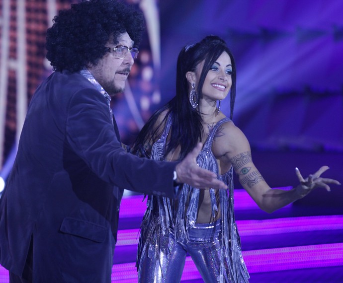 Miele dançou de black power no 'Domingão' com Aline Riscado (Foto: Pedro Curi / Gshow)
