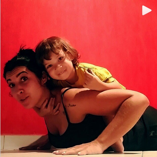 Priscila levantando o filho -enquanto ele come brigadeiro (Foto: Reprodução - Instagram)